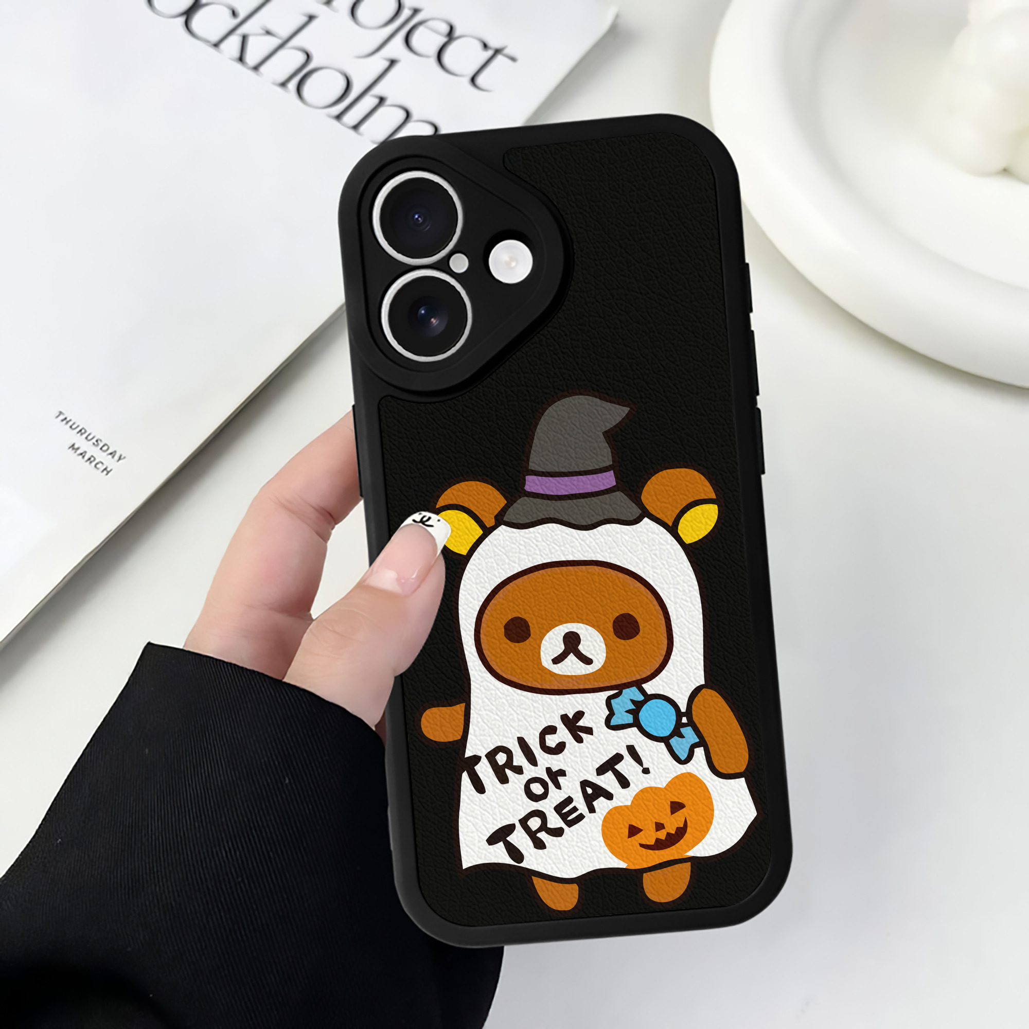 （画像用） リラックマ リラックマ キイロイトリ Rilakkuma Korilakkuma Kiiroitori 【iPhone 16シリーズ対応】シリコンスマホケース（レザー調） 材質：シリコン